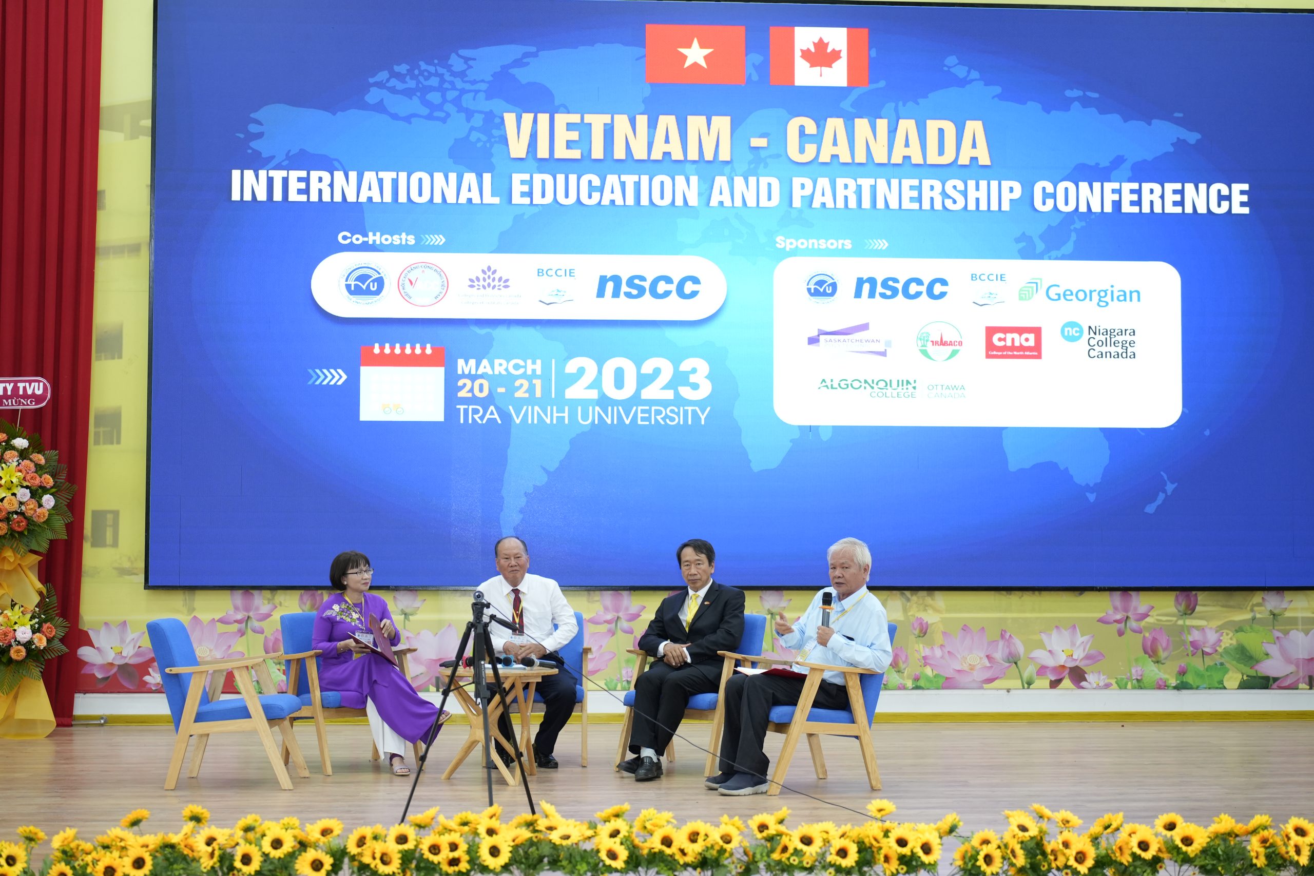 Mr. Tran Hoan Kim, former Chairman of the People's Committee of Tra Vinh Province, Head of the Vietnam-Canada Community College Project Steering Committee, and Chairman of the Advisory Council of Tra Vinh University (second from the left) at the plenary session.